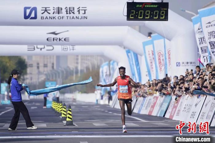 3万跑者参赛，天津马拉松鸣枪开跑：以脚步丈量