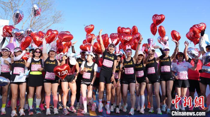 宁夏贺兰山东麓紫色双季半程马拉松鸣枪开跑，