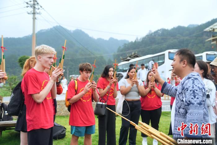 热辣村BA：美国青少年在贵州台江县村落与苗族同