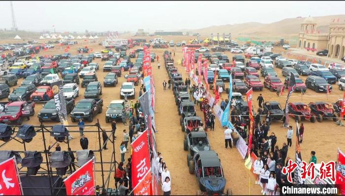 库布其沙漠群英会盛大开幕 越野拉力赛点燃激情