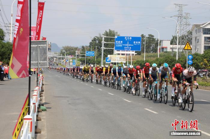 环广西世巡赛“皇后赛段”激情开赛 忻城山水赛