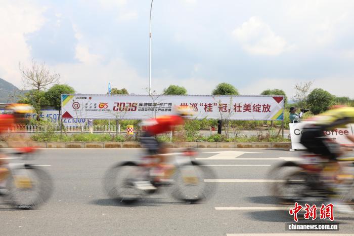 环广西世巡赛“皇后赛段”激情开赛 忻城山水赛