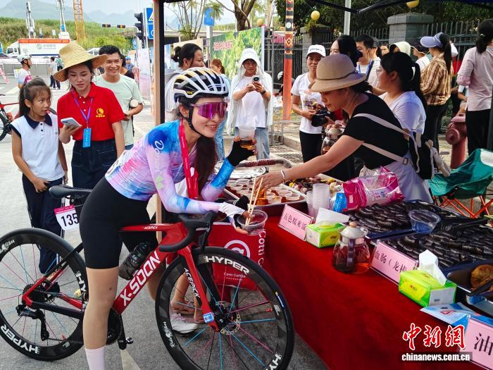 环广西世巡赛“皇后赛段”激情开赛 忻城山水赛