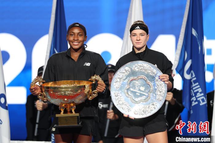 美国名将高芙直落两盘首