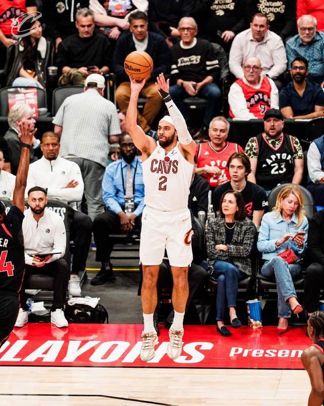 猛龙主场强势开局 骑士反扑追平比分