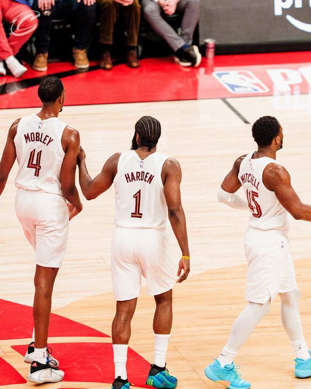 猛龙主场强势开局 骑士反扑追平比分